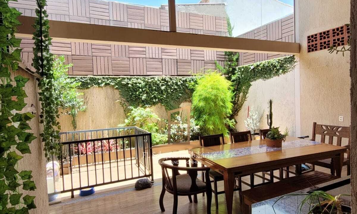 b5610285-029d-44de-b5e0-5e9e9e0f8432